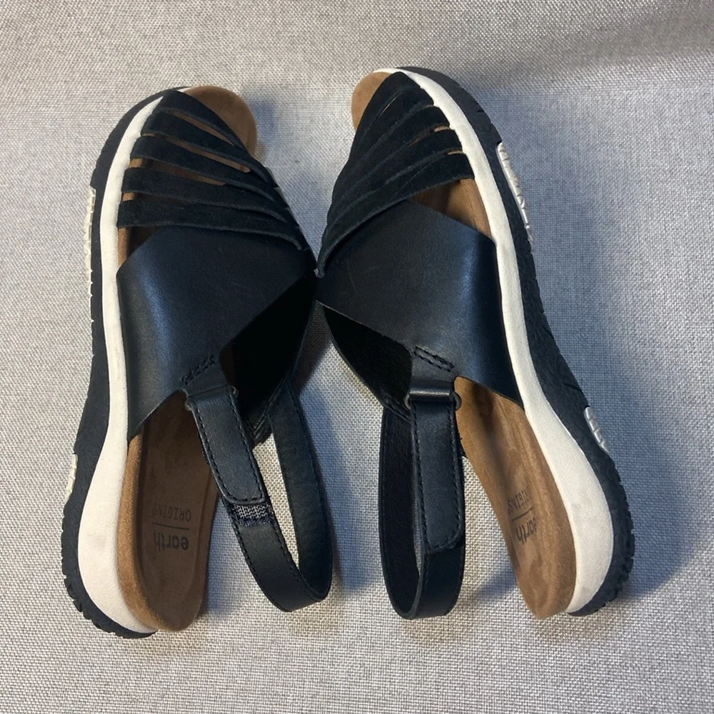 Earth Women's Suzie Flat Sandal Size 6,5. New.